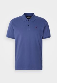 Polo a maniche corte in cotone blu scuro uniforme. Presenta un colletto classico, una chiusura a tre bottoni e un piccolo logo ricamato sul petto.