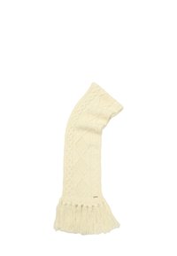 Sciarpa lavorata a maglia color crema con motivi a treccia e a diamante, con frange lunghe a un'estremità e un design texture su tutta la superficie.