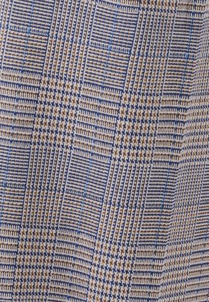 Textile présentant un motif géométrique avec des couleurs bleu, marron et crème. Divers designs à carreaux et quadrillés avec des bords définis et une texture apparente.