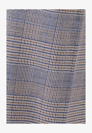 Textiel met een geometrisch patroon in blauw, bruin en crème kleuren. Verschillende ruiten- en blokjespatronen met duidelijke lijnen en textuur.