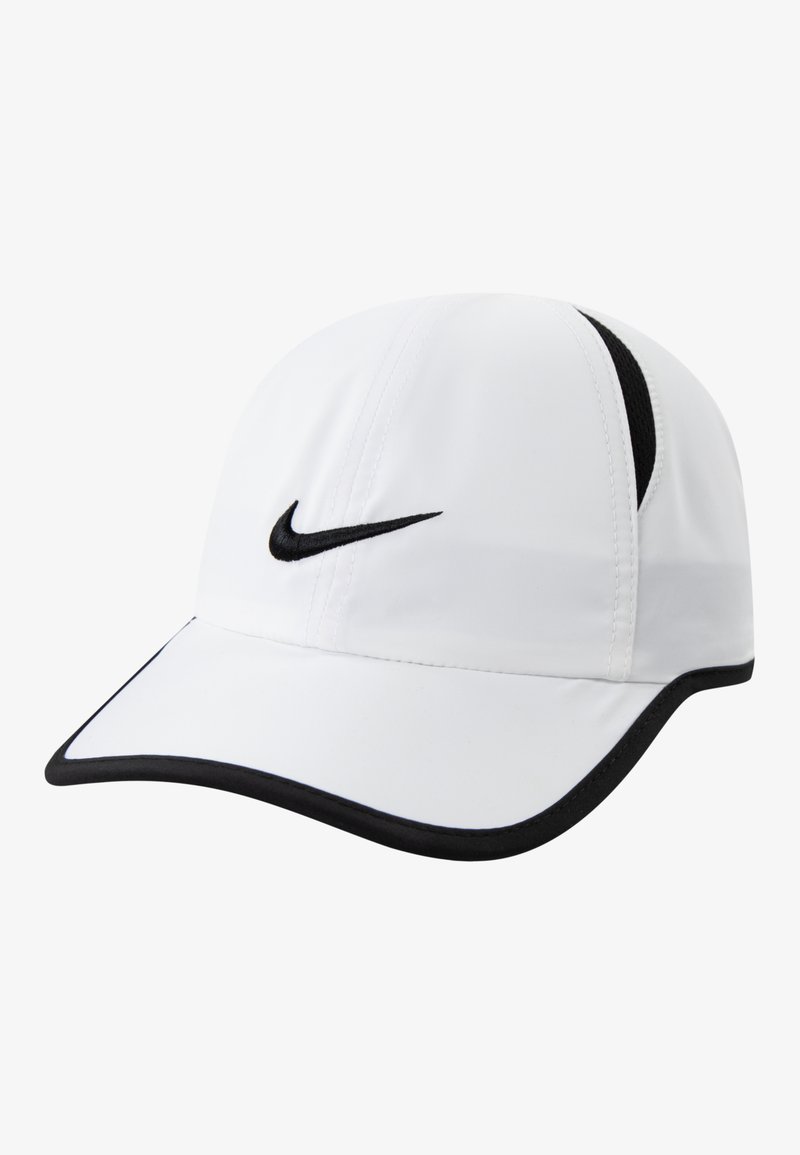 Gorra blanca de Nike con el logo swoosh negro, ribetes negros y detalles de malla en los lados, con un diseño estructurado y visera plana.