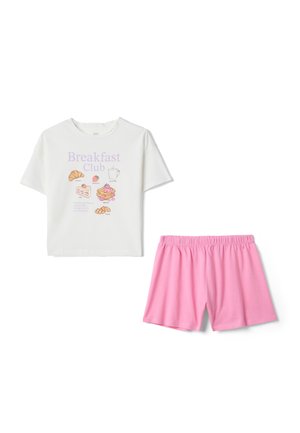 Weißes kurzärmeliges Oberteil mit dem Text "Breakfast Club" und Illustrationen von Frühstücksessen, kombiniert mit einfarbigen, rosa Shorts mit elastischem Bund.