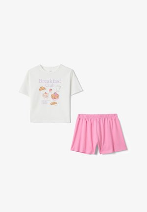 Top blanco de manga corta con texto "Breakfast Club" e ilustraciones de comida de desayuno, combinado con pantalones cortos lisos de cintura elástica rosa.