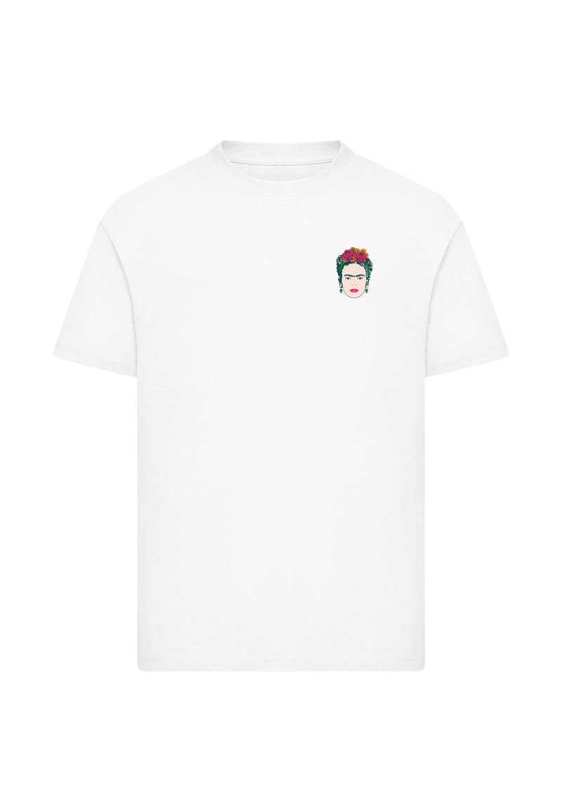 Weißes T-Shirt mit kurzen Ärmeln, das ein kleines, buntes Frida Kahlo-Gesichtdesign und rote Blumen im oberen linken Brustbereich aufweist.