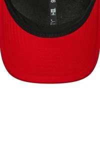 Rote Baseballmütze mit einem schwarzen gebogenen Schirm, aus glattem Stoff gefertigt. Verfügt über ein gesticktes Muster und ein Etikett mit Pflegehinweisen im Inneren.