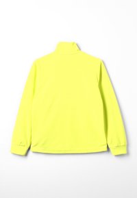 Chaqueta pullover amarilla brillante con cuello, mangas largas y puños elásticos. Tejido suave con una textura agradable, sin estampados ni adornos.