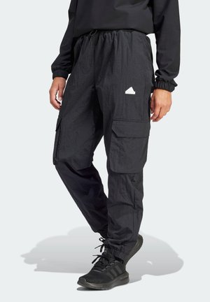 Pantaloni cargo neri realizzati in un tessuto leggero e stropicciato, con vita elastica, molteplici tasche e un logo bianco sulla coscia.