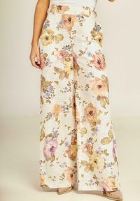 Bloemrijke wijde broek van lichtgewicht stof met een crèmekleurige achtergrond en roze, blauw en gele bloemen, inclusief een bijpassende riem.