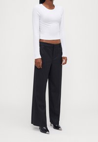 Gina Tricot Petite Tygbyxor - black