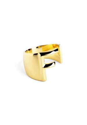 Anello in oro con una finitura liscia e lucida. Presenta un design geometrico aperto con un bordo inclinato e una piccola protuberanza per i dettagli.