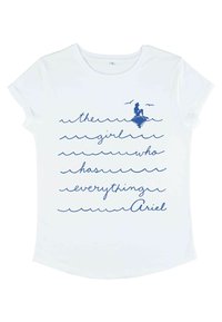 Hvid T-shirt med korte ærmer, der har blå trykte tekst med bølgede linjer og en silhuet af en pige på klipper, hvilket skaber et maritimt tema.