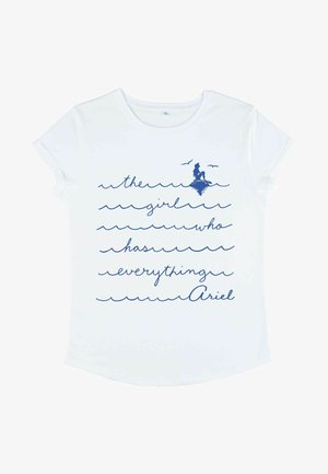 Weißes Kurzarm-T-Shirt mit blauem Drucktext und gewellten Linien sowie einer Silhouette eines Mädchens auf Felsen, das ein maritimes Design schafft.