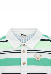 Maglietta polo a righe con un motivo bianco, verde e nero. Presenta un ricamo di un orso sul petto e una chiusura a bottoni sul collo.