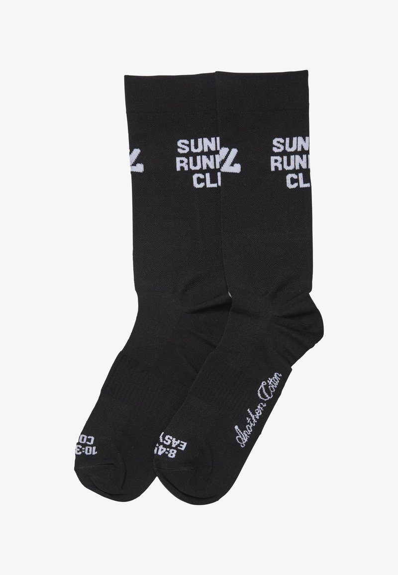 Czarne bawełniane skarpetki z białym napisem "SUNDRUN" oraz "CLI", o gładkiej fakturze i długości do kostki.