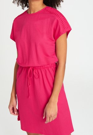 Roze jurk met korte mouwen, een verstelbare taillekoord, zachte stof en gestructureerde details op de schouders. Casual pasvorm ontworpen voor comfort.