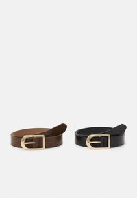 Deux ceintures : une marron et une noire, toutes deux en cuir texturé avec des boucles en métal doré, présentant des formes arrondies et des bords lisses.