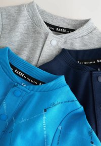 Drei Kinderoberteile in Grau, Blau und Marineblau; jedes hat einen runden Halsausschnitt, gerippte Bündchen und gemusterte Akzente mit Knopfdetails.