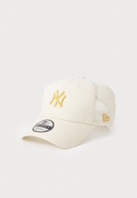 Cremfarvet baseballcap med gult broderet logo, buet skygge, netpaneler for åndbarhed og justerbar rem bagpå.