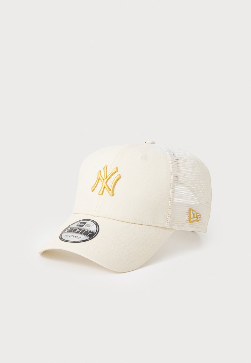 Cremfarvet baseballcap med gult broderet logo, buet skygge, netpaneler for åndbarhed og justerbar rem bagpå.