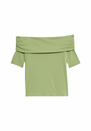 Off-shoulder grön topp i mjukt material, med korta ärmar och rynkade detaljer vid halsen.