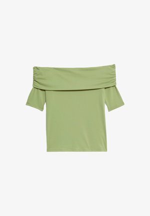 Zielona bluzka na ramiączkach wykonana z miękkiego materiału, z krótkimi rękawami i marszczeniem wzdłuż dekoltu.