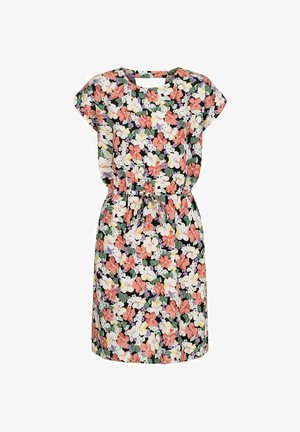 Kwiatowa sukienka z krótkimi rękawami, z czarnym tłem ozdobionym dużymi różowymi, białymi i zielonymi kwiatami oraz regulowanym paskiem w talii.