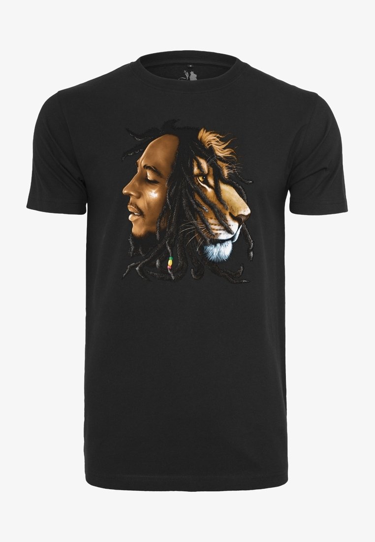 T-shirt en coton noir avec un motif graphique représentant le visage d'un homme fusionné avec le profil d'un lion, détaillé par des contrastes de couleurs et des textures.