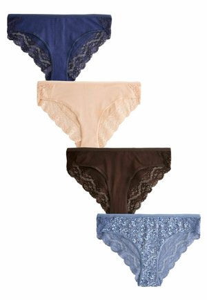 Vier paren damesondergoed: donkerblauw, lichtbeige, donkerbruin en lichtblauw. Ze zijn allemaal voorzien van kantafwerking en diverse patronen op de stof.