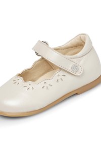 Zapato Mary Jane de cuero blanco con diseño escamado perforado, correa con broche metálico y suela de goma beige. Textura suave en toda la superficie.