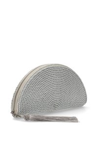 Bolsita tejida gris con forma curva de media luna, superficie texturizada, cierre de cremallera y detalle de borlas colgantes.