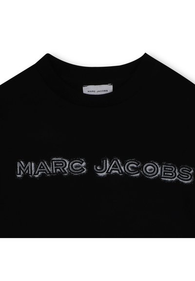 Svart bomulls t-shirt med rund halsringning, prydd med vit "MARC JACOBS" logotyp i ett fet, nötslitet typsnitt över framsidan.