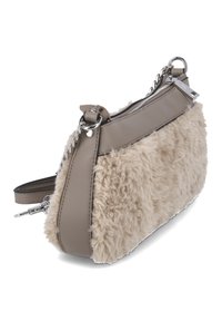 Sac à main en fausse fourrure beige avec une section supérieure en cuir lisse, quincaillerie en argent et une bandoulière enchaînable. Comprend une fermeture éclair.