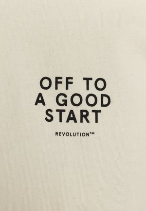 Off-white katoenen stof met vetgedrukt zwarte tekst: "OFF TO A GOOD START" boven "REVOLUTION™", met een glad, onbewerkt oppervlak.