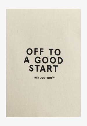 Off-white katoenen stof met vetgedrukt zwarte tekst: "OFF TO A GOOD START" boven "REVOLUTION™", met een glad, onbewerkt oppervlak.