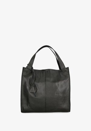 Zwarte leren tote bag met een gestructureerde afwerking, bovenhandgrepen en een hoekig ontwerp. Voorzien van een decoratieve leren label aan één kant.