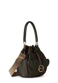 Borsa a secchiello verde oliva scuro con motivo testurizzato, hardware dorato, tasca a patta, tracolla regolabile beige e manico arrotondato imbottito.