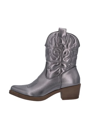 Botte de cowboy en argent métallique avec un bout pointu, un dessus courbé et un motif brodé décoratif sur le tige. Talon bloc marron.