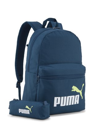 Blå Puma-rygsæk med frontlomme med lynlås og matchende penalhus, begge med Puma-logoet i hvid og gul.