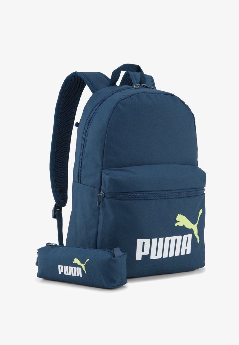 Sac à dos Puma bleu avec poche zippée à l'avant et trousse assortie, tous deux arborant le logo Puma blanc et jaune.