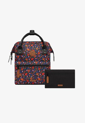 Rucksack mit Blumenmuster, das eine Mischung aus Rot, Violett und Schwarz auf robustem Stoff zeigt, mit schwarzen Lederelementen und einem schwarzen Beutel.