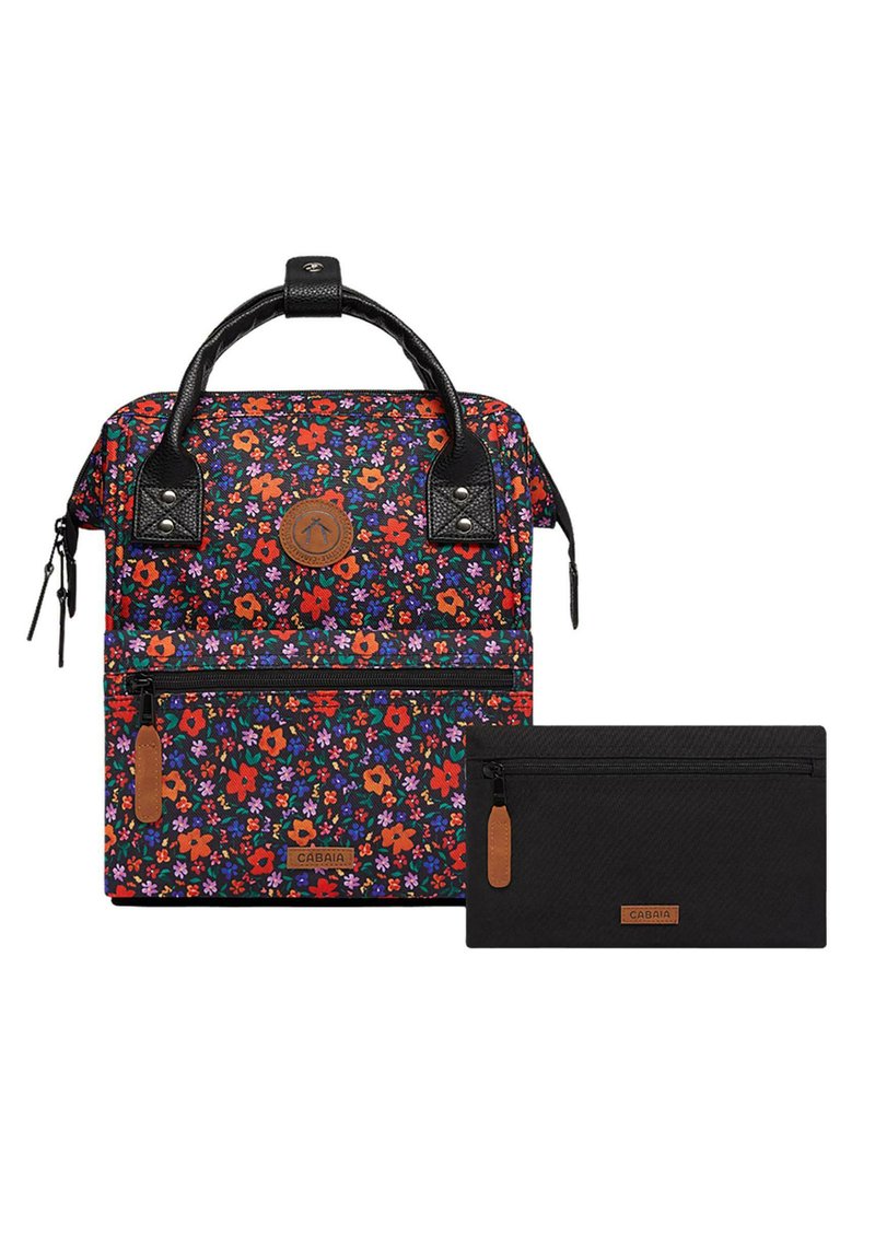 Rucksack mit Blumenmuster, das eine Mischung aus Rot, Violett und Schwarz auf robustem Stoff zeigt, mit schwarzen Lederelementen und einem schwarzen Beutel.