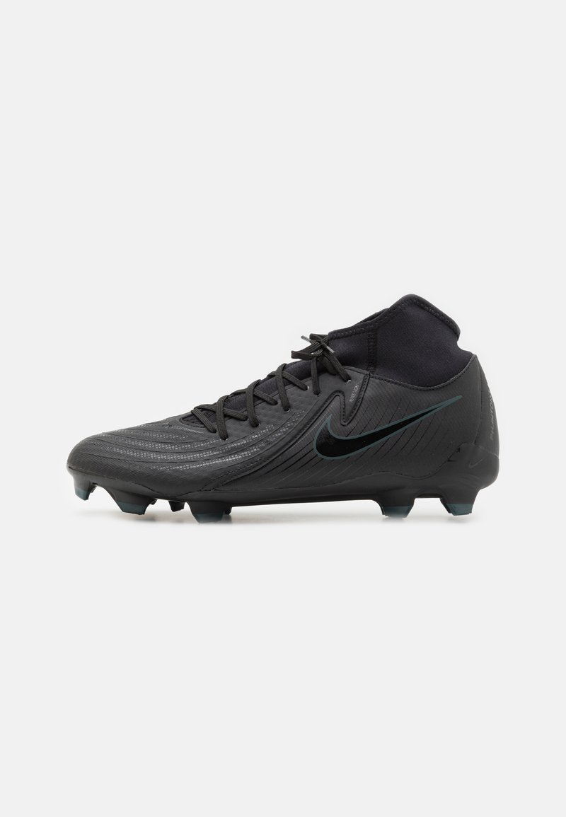 Chuteira de futebol preta com parte superior texturizada, apresentando um design de corte médio, fecho de atacadores e detalhes em verde-água no swoosh e na sola.