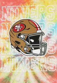 Brun fotbollshjälm med röda accenter och logotyp, placerad mot en färgglad tie-dye bakgrund. "NINERS" tryckt flera gånger i vitt.