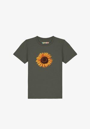 Dunkelgrünes T-Shirt mit kurzen Ärmeln und einer großen, detaillierten gelben Sonnenblume in der Mitte auf der Vorderseite.
