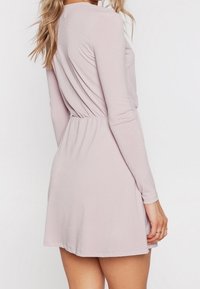 Rosa langärmliges Kleid mit tailliertem Oberteil und elastischem Taillenbund, das in einen ausgestellten Rock übergeht und aus einem glatten, weichen Stoff gefertigt ist.