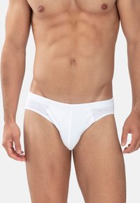 Boxers en coton blanc avec une large ceinture élastique, en tissu texturé et à la coupe ajustée. Pas de motifs ni d'accents visibles.