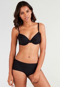 Črn bikini komplet z obloženim zgornjim delom s prešitim detajlom in tankimi naramnicami ter ujemajočim se spodnjim delom z srednjim pasom. Gladek teksturiran material, minimalistični dizajn.