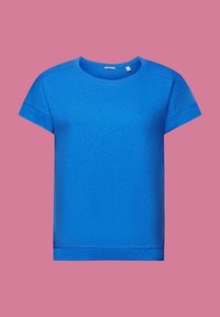 T-shirt bleu manches courtes à col rond avec une coupe décontractée, présenté sur un fond rose uni.