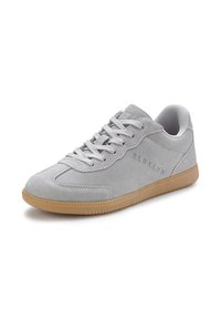 Graue Wildleder-Sneaker in Low-Top-Design mit einer Sohle aus Naturkautschuk, fünf Ösen, flachen Schnürsenkeln und eingraviertem Logo an der Seite.