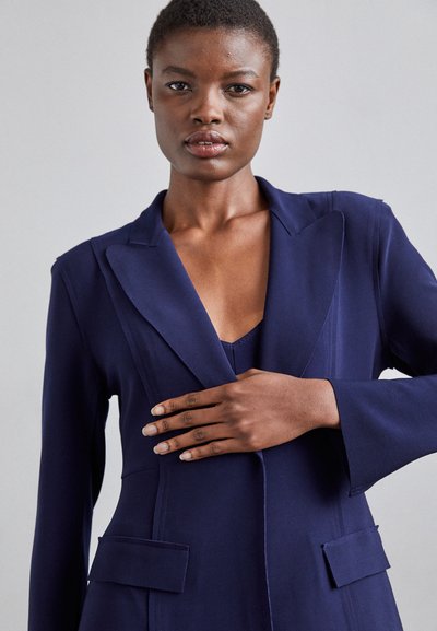 Norma Kamali SINGLE BREASTED BOY FIT RIDING JACKET - Manteau court - true navy